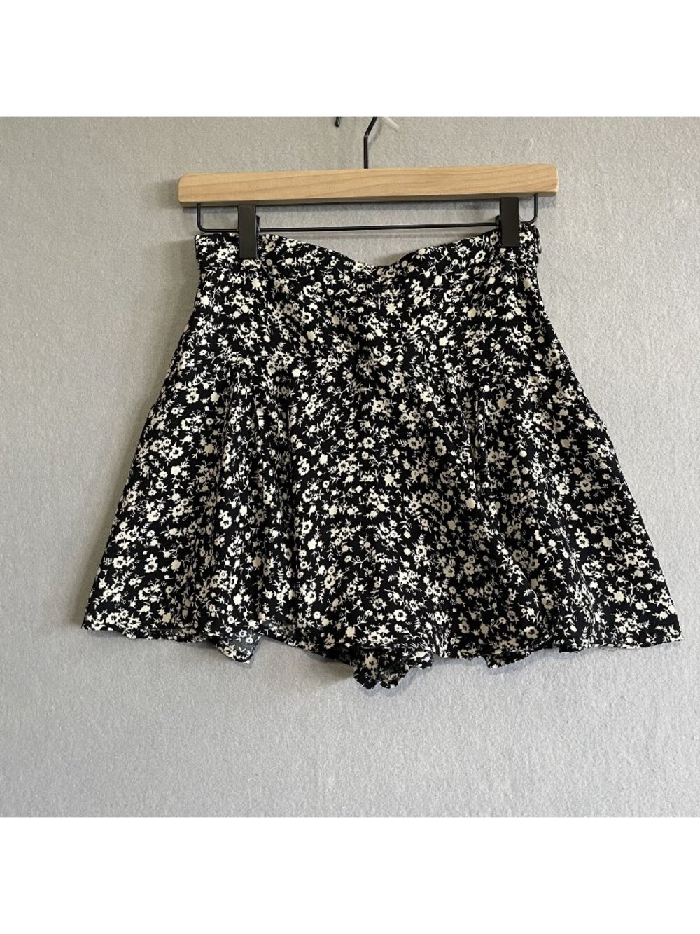 Zara Black & White Floral Skort Tiered Design Size S Side Zipper